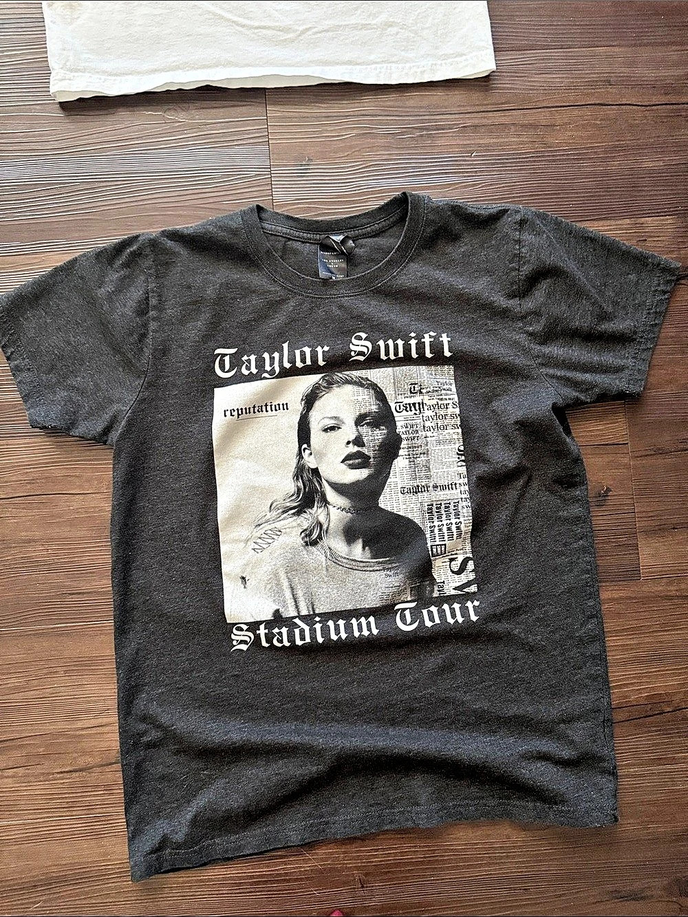 Taylor Swift Eras Tour Stadium Tour T-Shirt Graphic Tee in Black Size Medium